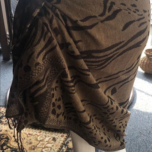 Kasper versatile wrap/scarf . Reversible - Picture 4 of 10